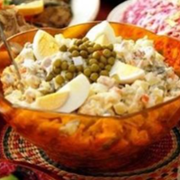 На новорічні свята мама запросила до себе мене з чоловіком і свекрів моїх. Вона готувалась старанно, накрила гарний стіл: салати, котлети, биточки, запечене м'яско, голубці та запіканка.