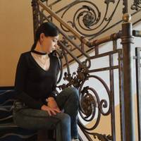 – Та кому ти потрібна? – вкидаючи зі злістю одяг до валізи, кричав Остап. Оксана стояла непорушно. Їй не хотілося сваритися, а, тим паче, копирсатися в бруді образ і чоловікової зради.