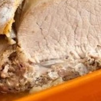 Я тоді якраз на кухні прибирала, взяла шматок печеного м'яса, яке сама готувала і поклала на хліб. Вже хотіла з'їсти цей бутерброд, як в кухню забігла невістка. - Це ще що за перекуси?