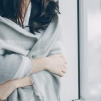 Нова батькова дружина молодша за нього на 12 років, доглянута, висока. Щоб нам сподобатися, вона придбала для нас з братом подарунки – мені купила набір дорогої косметики, а брату гарний планшет.