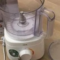 Своїй мамі і свекрусі на 8 березня ми купили хлібопічки, а сестрі Олександра - кухонний комбайн. А вчора ввечері Олександра набрала мама, свекруха просила, щоб ми не витрачалися на подарунок, а дали г