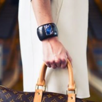 На нашому скромному весіллі всі люди заглядалися не на мене, а на мою свекруху. Я сама здивувалася дуже, коли побачила її вперше. Їй було тоді вже 46 років, вибілене фарбою волосся, кілограм туші на в