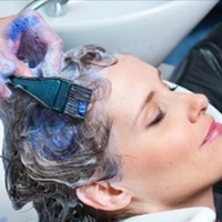 Я попросила у свого чоловіка в подарунок на 8 березня салонне фарбування волосся, адже до того, мені фарбувала його завжди мама. Потрібно на це 600 гривень. Чоловік сказав, що жінка, яка сидить в декр