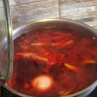 Ми з чоловіком приїхали до сина, невістка якраз варила борщ. Ми були з дороги, але Люба не запропонувала нам залишитися і пообідати з ними. Я промовчала. Наше покоління якось звикло до того, що в гост