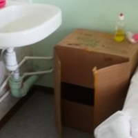 Восени я лежала в стаціонарі два тижні, чоловік приходив лише по суботах. Приносив ковбасу, твердий сир та кефір, а мені так хотілося домашньої гарячої їжі. Сестра лише раз зателефонувала, сказала, що