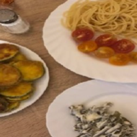 Чоловікова мама придумала традицію недільних обідів у неї вдома – ми з чоловіком повинні були приїжджати до неї в вихідний. Вона готувала перше, друге і компот, і чекала нас до столу.