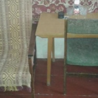 Після весілля Остап привів дружину в квартиру матері. Наталя Вікторівна зайняла найменшу кімнату. Туди ледве помістилися ліжко, стіл та маленький стілець. А коли народилося двоє дітей, невістці з сино