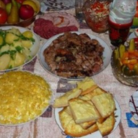 Ще й року не минуло після весілля сина. Якось вони з дружиною приїхали до нас в гості. Так, ми прості люди, ми всю родину запросили. Ми тоді ввечері і пісні голосно співали, і танцювали, все як годить