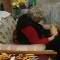 – Давай, вирішуй щось з матір'ю. Квартиру треба звільняти. Вона дітям потрібна, – заявив раптом Тамарі Михайло. Спочатку Михайло проти проживання тещі в його квартирі не заперечував, впустив її, але з