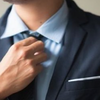 Одного разу одна колежанка натякнула моєму чоловікові при всіх на роботі, що він завжди носить брудний одяг. Він промовчав, лише посміхнувся. А потім я прийшла з ним на новорічний корпоратив, більше н