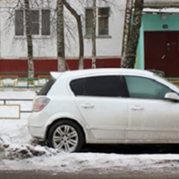 Набридла зятю теща, і він виставив її до сина. В один прекрасний день сидимо ми у дворі на лавочці, раптом у двір заїжджає авто, зупиняється перед нашим під'їздом. З машини виходить зять Анни, висаджу