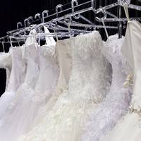 Коли сукня була знайдена, я помчала додому за грошима, але у нашій заначці було порожньо. Свекруха пообіцяла чоловікові повернути вкрадені нею гроші