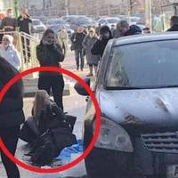 “Хто ж буде відповідати перед законом за це?!” У центрі Києва на дівчину впала величезна брила льоду. Пішоходи намагаються її врятувати