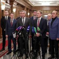 Ветеран АTO: “Дивний збіг. Як тільки рейтинг Петра Порошенка починає рости, так відразу знаходяться якісь плівки. Серіал «Вуса Деркача і Сашкові кучері», сезон 15-й. Вони намагаються, а він не здаєтьс