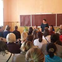 «Переведи своє гнид**я в іншу школу»: батьки 11-класників влаштували розбірки через подарунок вчительці