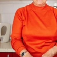 Невістка з своєю мамою за цілий день і слова мені не сказали. Я пішла в кімнату дивитися телевізор. Невістка приготувала вечерю, вони разом з свахою поїли, а мене навіть до столу не покликали.