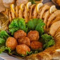 На Великдень, на Різдво і на усі інші великі свята я збираюся сама, збираю своїх діток і ми йдемо до свекрів, бо так хоче мій чоловік. Поки його родина відпочиває я накриваю всім на стіл, дивлюся за ч