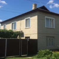 У батьків мого чоловіка є великий будинок і великий город. Все літо коляска з сином стояла на вулиці біля хвіртки городу, на якому я полола, копала, поливала. Одного разу до нас прийшла сусідка і відк