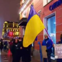 У рідному місті Путіна активісти вийшли на вулиці з прапорами України і нагадали президенту РФ про головне, кадри..