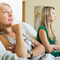 Дружина вдома сидить з дитиною, не перепрацьовує ні краплі: дитина днями мультики дивиться в планшеті, на вечерю сосиски з макаронами – коронна її страва. Чоловік ні слова докору їй не говорить.