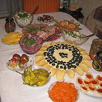 «Ну, господине, допомога моя потрібна? Скільки салатиків ти приготувала? Втомилася, напевно? Говори, що робити!» Я відповідаю, що допомога не потрібна. Буде салат і м’ясо. “І це все?” – щиро дивується