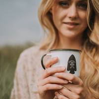 Ми жили. Ну, не сказати, щоб бідно. Хоча бідно, звичайно. Якщо тато приносив апельсин, його ділили на чотирьох. На маму, тата, брата і мене. Або взяти цукерку, пташине молоко, наприклад. Цукерка завж