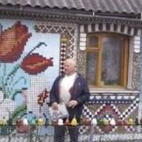 “Люди вилазять на паркан, щоб сфотографувати” – на Вінничині чоловік “вишив” будинок пластиковими кришечками. Фантастика! Мешканець Літина з камінців, кришечок та плитки “вишиває” своє подвір’я.