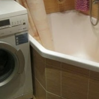 Того дня я завантажувала прання в пральну машинку. Мене відволікла дитина. Хвилин через 15 заходжу в ванну, а свекруха моя залізла в машинку і повитягала звідти мій одяг. Сортує, як ні в чому не бувал