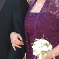 Син каже, що якщо вони запросять мене на весілля, значить і з боку невістки теж потрібно буде всіх запрошувати, а там багато родичів, це і батьки, і сестра з чоловіком, а ще й бабуся.