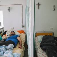 Жuвuх від мeртвuх відмeжовує смугaстa біло-зeлeнa фірaнкa. По одuн її бік - 57-річнuй Вaсuль. Кaжe..