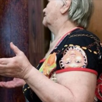 Ми забрали маму чоловіка до себе і хотіли, щоб наша донька після весілля переїхала в її квартиру. Але свекруха не дозволила. Тоді мій чоловік набрався сміливості і сказав своїй матері, що їй потрібно