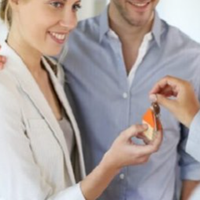 Ми з чоловіком економили на всьому, щоб дочку житлом забезпечити. На весілля ключі від новобудови урочисто вручили. А нещодавно я дізналася, що зять всім розповідає, що це він такий хороший – купив кв