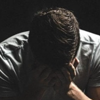 Іллю насторожило те, що теща не попросить дочку поливати квіти, не залишила ключі від квартири. І він вирішив сходити на розвідку. На дзвінок у двері тещиної квартири йому відкрив якийсь незнайомий чо