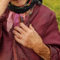 Щомісяця я їздила за пенсією і відразу відвозила кошти бабусі в село. Побачивши вперше розмір виплат, я додала свої, бо пенсія була доволі скромною. Потім щоразу бабуся отримувала від мене надбавку, я