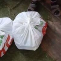 У неділю вдень дочка до мене дзвонить, питає чи ми вдома. Хочемо, каже, заїхати, гроші віддати. Вдома ми, відповідаю, де ж нам ще бути, приїжджайте. Ну, через пів години дзвінок у двері, відкриваємо -