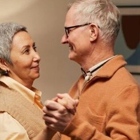 Оленка мило посміхнулась відповіла щось незрозуміле кавалеру і обернувшись до мене з доброю такою посмішкою прошипіла: «Мамо, ти зараз встанеш і підеш танцювати, можеш жалітись йому на свої коліна бос