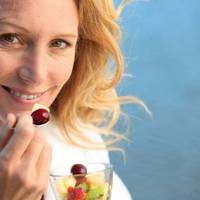 Пару років тому вона розлучилася, і замість того, щоб няньчитися з онукою і жити спокійним розміреним життям, вона “впала в молодість”.