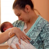 На виписку по мене приїхала подруга. А ввечері з роботи приїхав чоловік. Він запитав – що я тут роблю. Дістав з гаманця дві тисячі гривень, поклав переді мною і сказав щоб я збиралася до батьків.