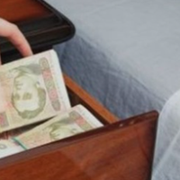 В лютому прийшла до мене подруга. Ганна стояла в порозі з вологими очима, тримала в руках якісь папірці. Вона розповіла, що її мама занедужала. Ганна просила дати їй гроші в борг, вони з чоловіком заб