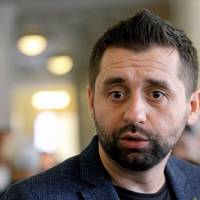 “Закон про політичну проституцію”: Давид Арахамія таким їдким коментарем пожартував і вже знайшов першого кандидата.