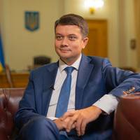 Разумков на тлі розмов про відставку заявив про готовність відповісти перед “слугами” за свою діяльність