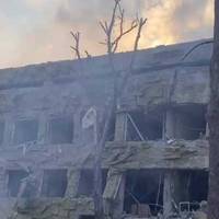 Людей виносять на ношах: ще одне моторошне відео обстрілу дитячої лікарні в Маріуполі