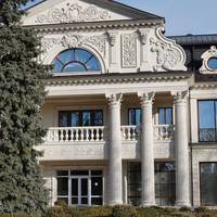 Журналістам вдалося потрапити у палац Медведчука: що зберігав кум Путіна