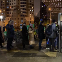 Останній день McDonald's в Росії: люди годинами стояли в чергах та приковували себе до дверей (фото)