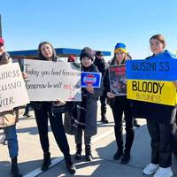 Черга з фур розтягнулася на кілометри: активісти знову блокують фури, які їдуть до Росії – фото