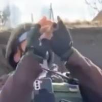 Наші воїни прекрасні у всьому! Відпочинок в окопі – і той творчий, з сопілкою