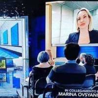 Ось для чого все робилось! Пропагандистка з плакатом просить зняти санкцій зі звичайних росіян