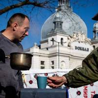 У них – техніка і накази, а у нас – народ: Зеленський показав чергову партію зворушливих фото