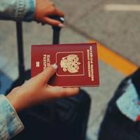 Блогерша з росії надягає на свій паспорт обкладинку українського паспорта, щоб не платити за трамвай у Німеччині