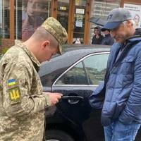 Ексгенпрокурору Рябошапці вручили повістку до військкомату (фото, відео)